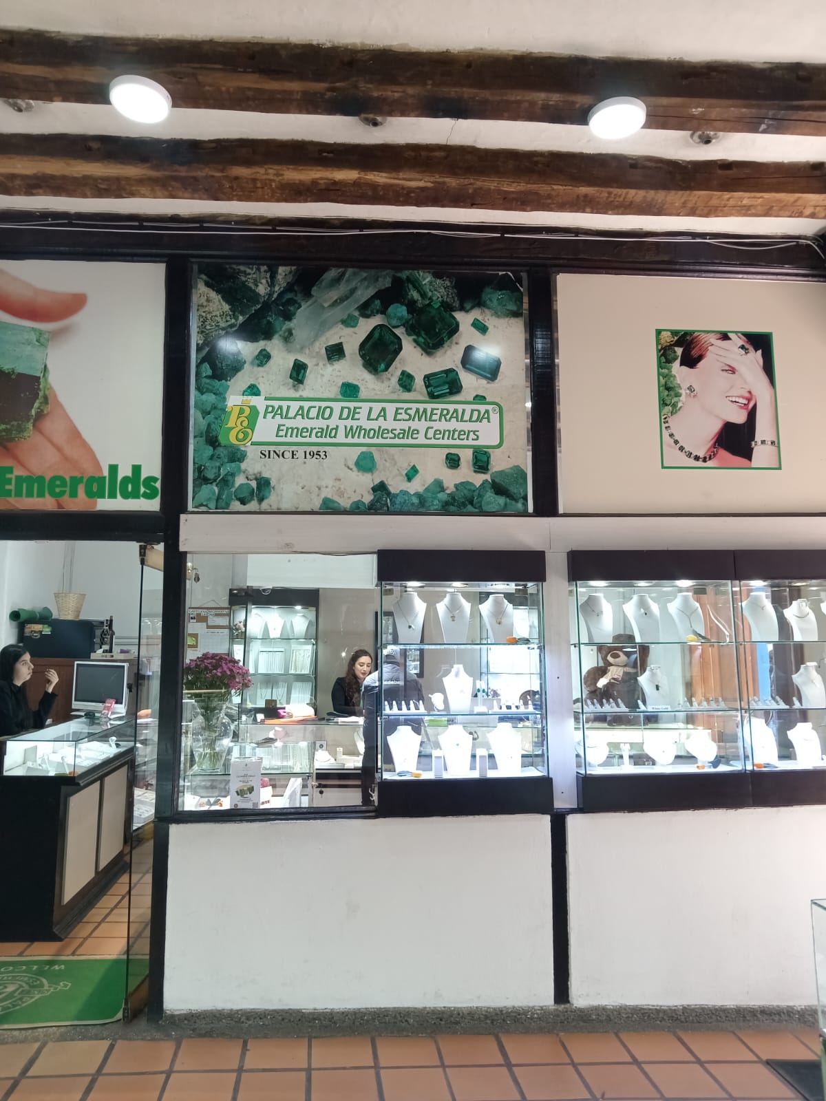 Palacio de la Esmeralda, Local 2-4 — joyería con esmeraldas y diseño local | Palace of the Emerald, Local 2-4 — emerald jewelry and local design